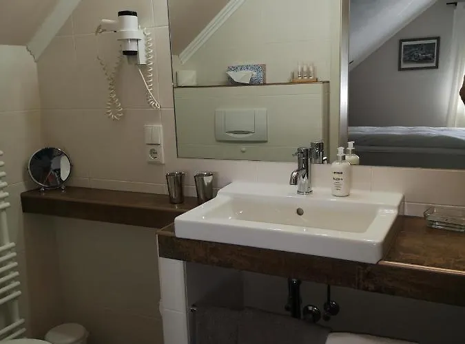 מלון Haus Marvin 3*